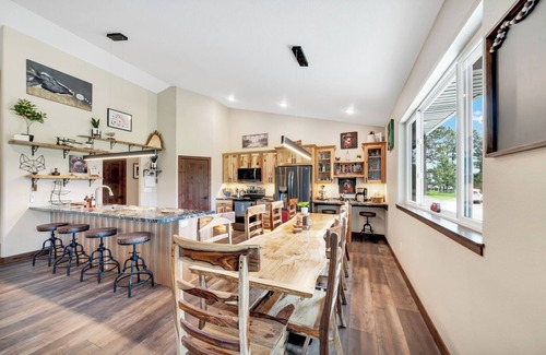 Deadwood Cabin | The Lodge at Roubaix Lake - 1 Level 4 bedrooms all king beds