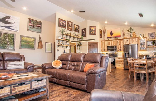 Deadwood Cabin | The Lodge at Roubaix Lake - 1 Level 4 bedrooms all king beds