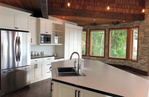 Harrison Hot Springs Cabin | "The Lodge on Harrison Lake" Carriage House