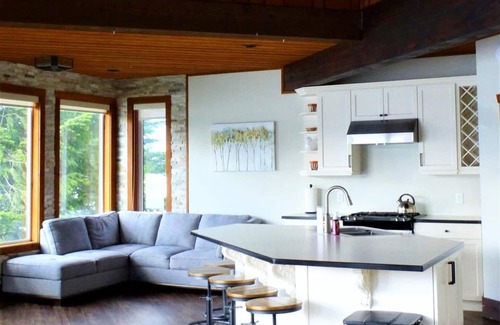 Harrison Hot Springs Cabin | "The Lodge on Harrison Lake" Carriage House