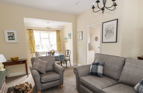 Overton-on-dee Cottage | THE LODGE, family friendly, with open fire in Overton-On-Dee