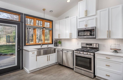 Canadian Lakes House | The Lodge- Luxury Lakefront Retreat