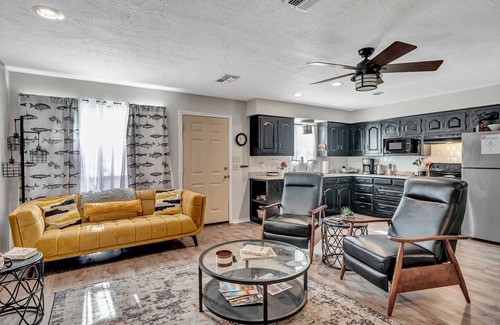 Quitman House | The Lodge. Modern comfort at Lake Fork. Full Kitchen.