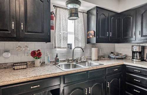 Quitman House | The Lodge. Modern comfort at Lake Fork. Full Kitchen.