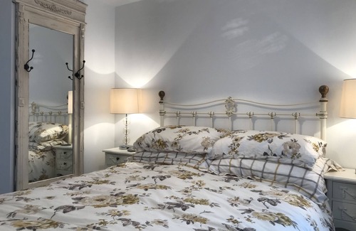 Vale of Glamorgan House | THE LODGE.New Cosy contemporary property positioned a Few mins walk to the beach