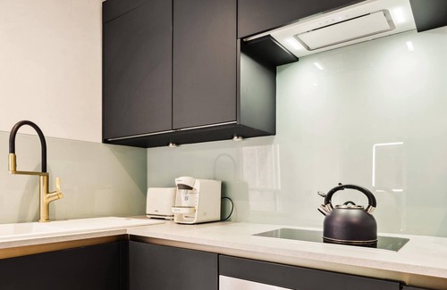 Henley Apartment | The Loft - 1 Bed Luxury Apartment with Bathtub