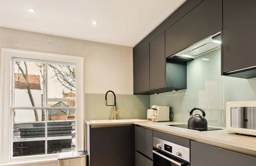 Henley Apartment | The Loft - 1 Bed Luxury Apartment with Bathtub