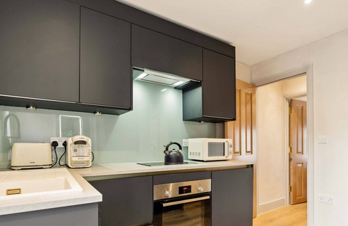 Henley Apartment | The Loft - 1 Bed Luxury Apartment with Bathtub