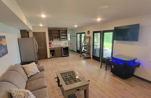 Nevis House | The Lookout on Lake Belle Taine ~ Luxury, Hot Tub, Sleeps 16, Lake & Trail Front