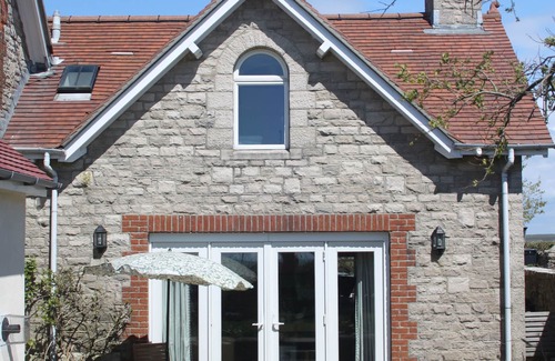 Isle of Purbeck Cottage | The Lookout - panoramic views; log fire; ONE-dog-friendly, NOT 2, local beaches.