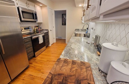 Windsor Heights House | The Love Shack | Spacious Family Getaway 5BR/3BA 10 Mins to Downtown