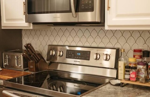 Windsor Heights House | The Love Shack | Spacious Family Getaway 5BR/3BA 10 Mins to Downtown