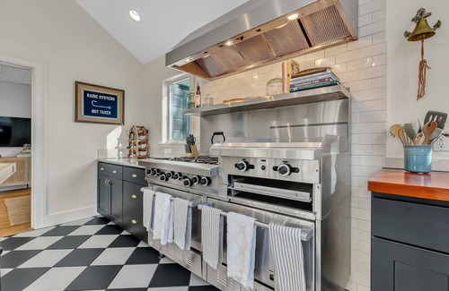 Greenport House | The Lucky Oyster Est 1886 3 Bd/2 Ba Historic & Walk to Town