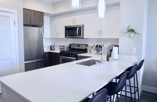 Santa Ana Apartment | The Lunar Suite - King Bed - Designer Apt - Modern Bldg - Near CHOC