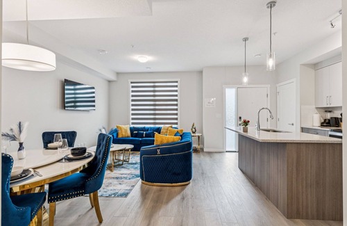 Southwest Calgary House | The Luxe Haven - Family & Pet Friendly Gateaway near downtown