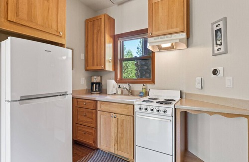 Gold Mountain House | The Luxe Lodge Private Hot Tub Golf Couples Pets Families Games Fire Pit Views