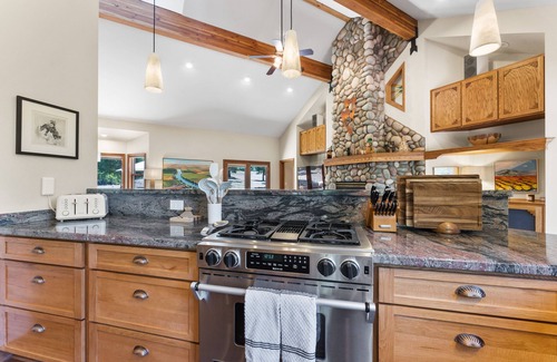 Gold Mountain House | The Luxe Lodge Private Hot Tub Golf Couples Pets Families Games Fire Pit Views
