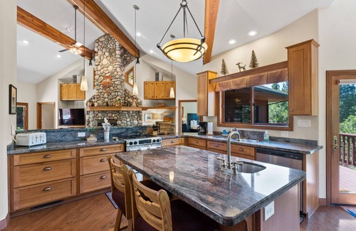 Gold Mountain House | The Luxe Lodge Private Hot Tub Golf Couples Pets Families Games Fire Pit Views