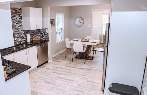 Norman House | The Luxe near Campus Corner. Walking distance to sports and campus activities.
