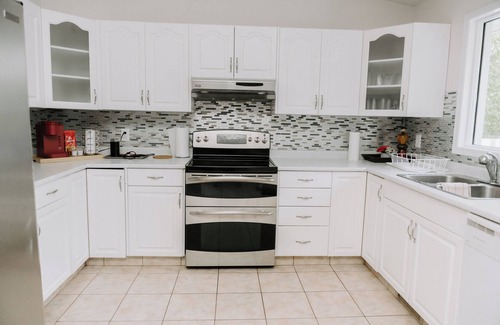 Southeast Edmonton House | The Luxury House- 5 star Homestay