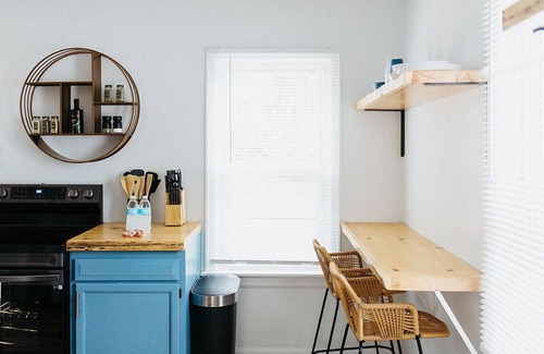 Skycrest House | "The Lynn" MODERN URBAN STAY w/Backyard