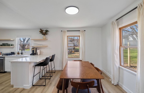 Des Moines House | The Mackie - Charming 4-bedroom house with High Speed WiFi in lovely Des Moines