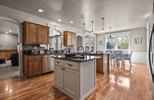Southwest Ada County Alliance House | The Madrona - 5 Bedroom Family Getaway to Relax - Play - Gather