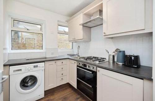 Harrow Road Apartment | The Maida Hill Hideout - 2BDR Flat with Courtyard