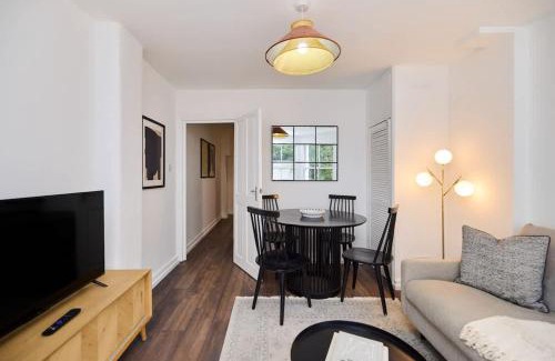 Harrow Road Apartment | The Maida Hill Hideout - 2BDR Flat with Courtyard
