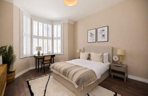 Harrow Road Apartment | The Maida Hill Hideout - 2BDR Flat with Courtyard