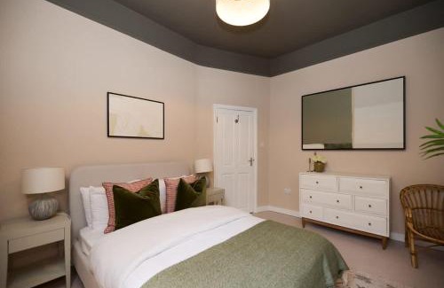 Harrow Road Apartment | The Maida Hill Hideout - 2BDR Flat with Courtyard