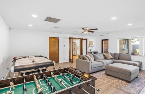 Sam Hughes House | The Manchester - close to GEM Show! Spacious 4-bedroom house w/game room