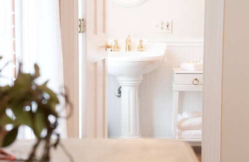 Round Hill Bed & Breakfast | The Manor at Airmont