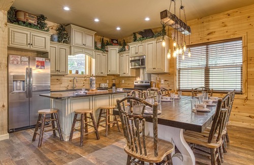 Gatlinburg Cabin | The MANOR AT BURG HILL - Brand New 4 Bed near the strip!