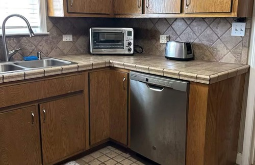 Oneonta House | The Manor - Charming 3-bedroom house in lovely Oneonta with WiFi, AC