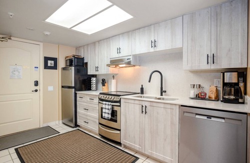 Upper Village Apartment | The Maple | Ski-in Ski-out 1 Bed w/Hot Tub, Pool, Sauna, and Fireplace