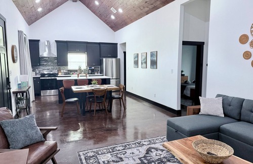 Somerville Cottage | The MarCupial, Modern 2BR near Round Top, Lake Somerville & Aggie Game Day!