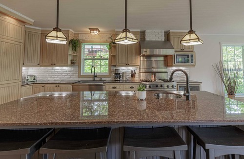 Gore House | The Mariposa - stunning waterfront with hot tub!