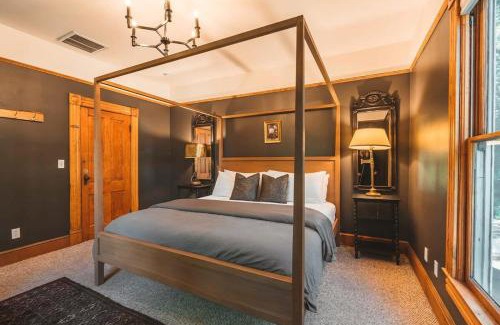 Historic Railroad District House | The Matriarch Heritage House- Downtown Ashland