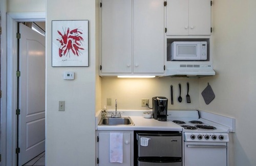 Oxford House | The Maxwell Discounted rate for S. Carolina game!