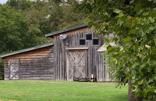 Eucha House | The Meadows Lodge is a Hotel style lodge with 8 rooms and 2 suites available.