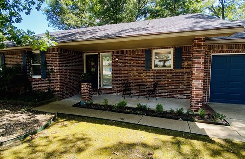 Bella Vista House | The Melanie House at Bella Vista - 7 miles to the Bentonville Square