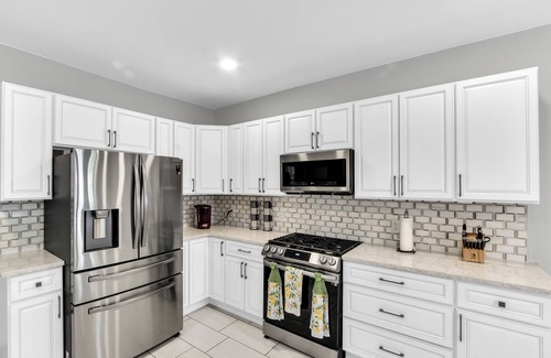 New Center Detroit House | The Mica - Spacious Full Duplex with 7 bedrooms and WiFi, AC in charming Detroit