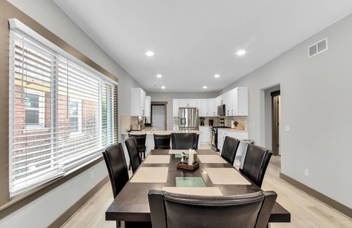 New Center Detroit House | The Mica - Spacious Full Duplex with 7 bedrooms and WiFi, AC in charming Detroit