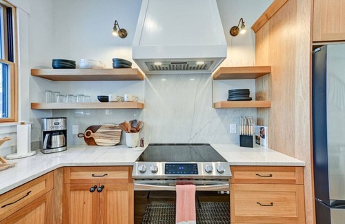 Buena Vista House | The Modern Downtown Getaway STR-291