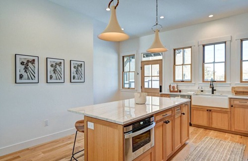 Buena Vista House | The Modern Downtown Getaway STR-291