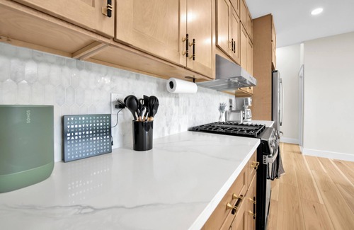 Port Sanilac House | The Modern Glass Haus - Main St - DT Port Sanilac, walkable, hot tub open!