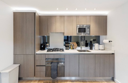 Angel Apartment | The Modern Nest: Chic 2BR Oasis in the City