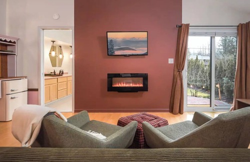 Garibaldi Highlands Apartment | The Mountain Den