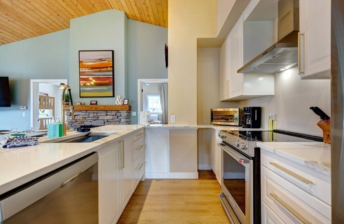 Canmore House | The Mountain View | Amazing Views, Private Hot Tub, Centrally Located